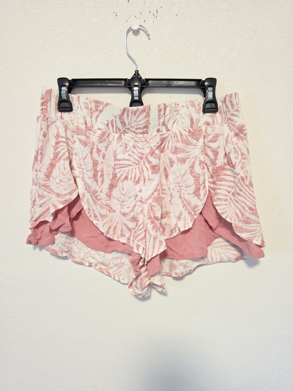 Sincerely Jules Women's Pink Tropical Print Ruffle Shorts size Large NWT